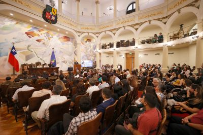 La ceremonia tuvo lugar en el Salón de Honor de la Casa Central de la Universidad de Chile.