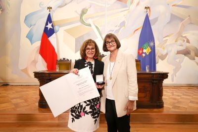 Leonor Varas se transformó en la galardonada N°44 en recibir este reconocimiento entregado a mujeres universitarias que han destacado en el campo de su profesión, en el dominio de la cultura o en el servicio del país.