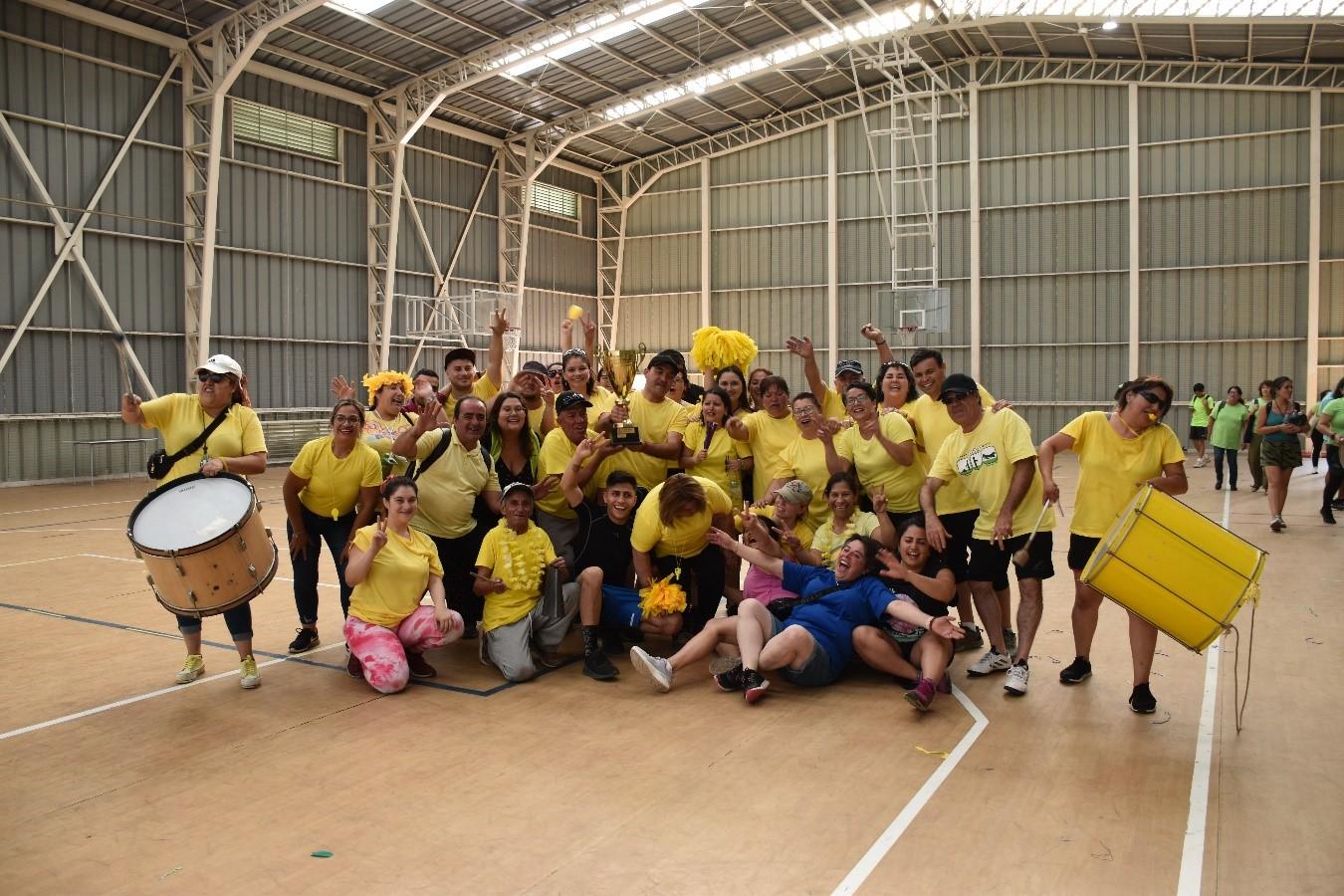 En la fotografía, la entusiasta Alianza Amarilla, quienes se adjudicaron la copa de esta versión 2024 de las Olimpiadas Antumapu. 