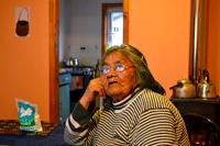 Cristina Calderón (85 años) es la última mujer de origen Yagán que habla su lengua nativa: el Yagán o Yámana, considerada una lengua aislada cercana a la extinción. Su voz constituye la obra de Krause