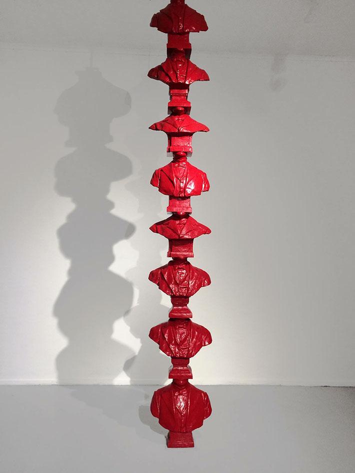Obra "Columna sin fin", del artista chileno Luis Montes Rojas, constituida por ocho bustos de personajes ilustres, montados unos sobre otros, que retratan la verticalidad del poder.