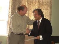 De manos del Decano Pablo Oyarzún el compositor chileno Juan Allende-Blin recibe la condecoración de Profesor Honorario.