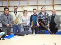El profesor Leonardo García junto al grupo de alumnos del Taller Instrumental que desarrolló en la Facultad de Artes.