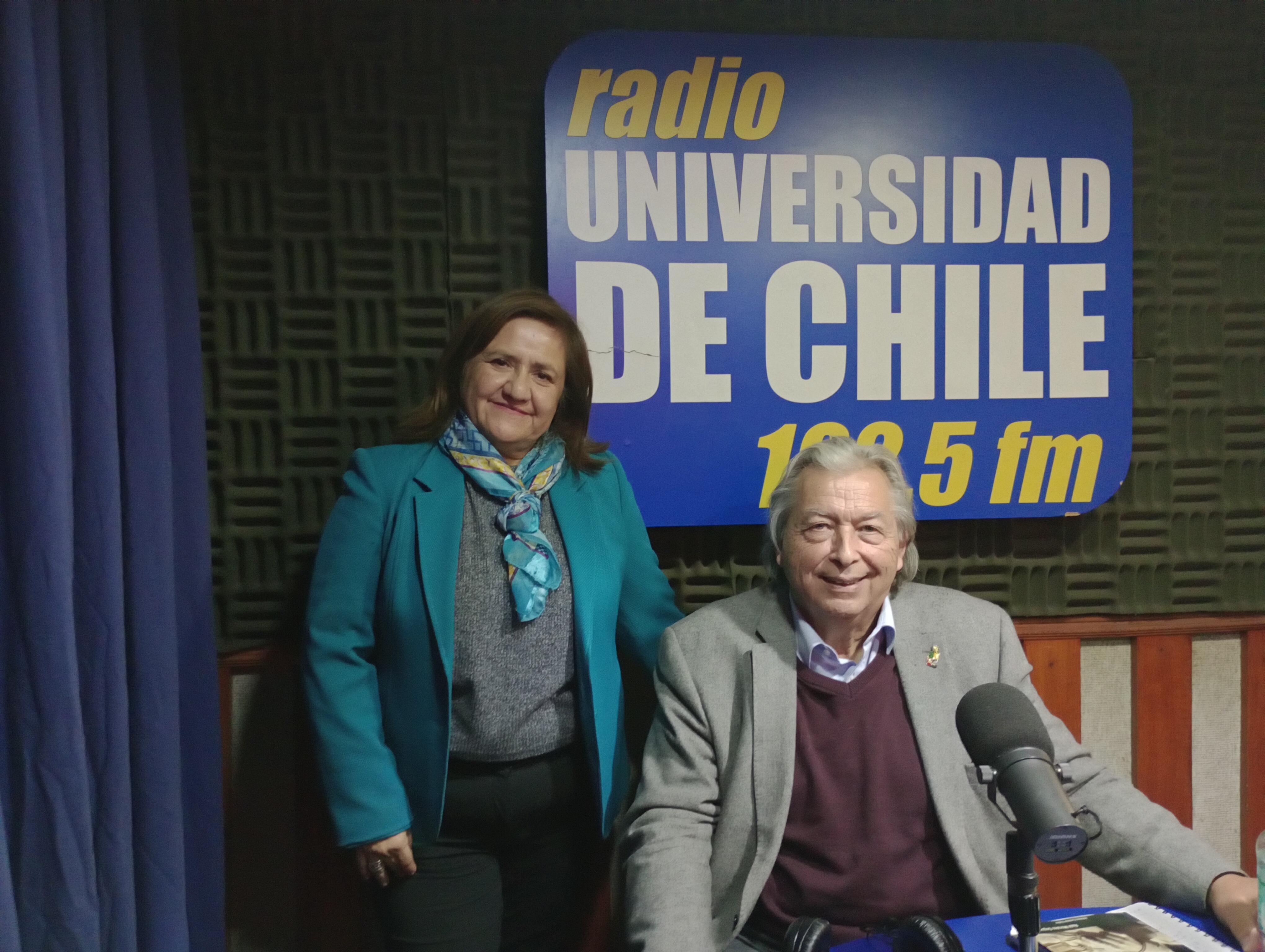 Periodista Ruth Tapia y Decano, Prof. Dr. Raúl Morales.