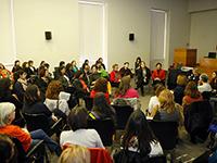 En la Sala Eloísa Díaz de Casa Central se reunieron este viernes 18 de mayo un centenar de académicas para reflexionar sobre las demandas de género que se levantan en nuestro plantel.