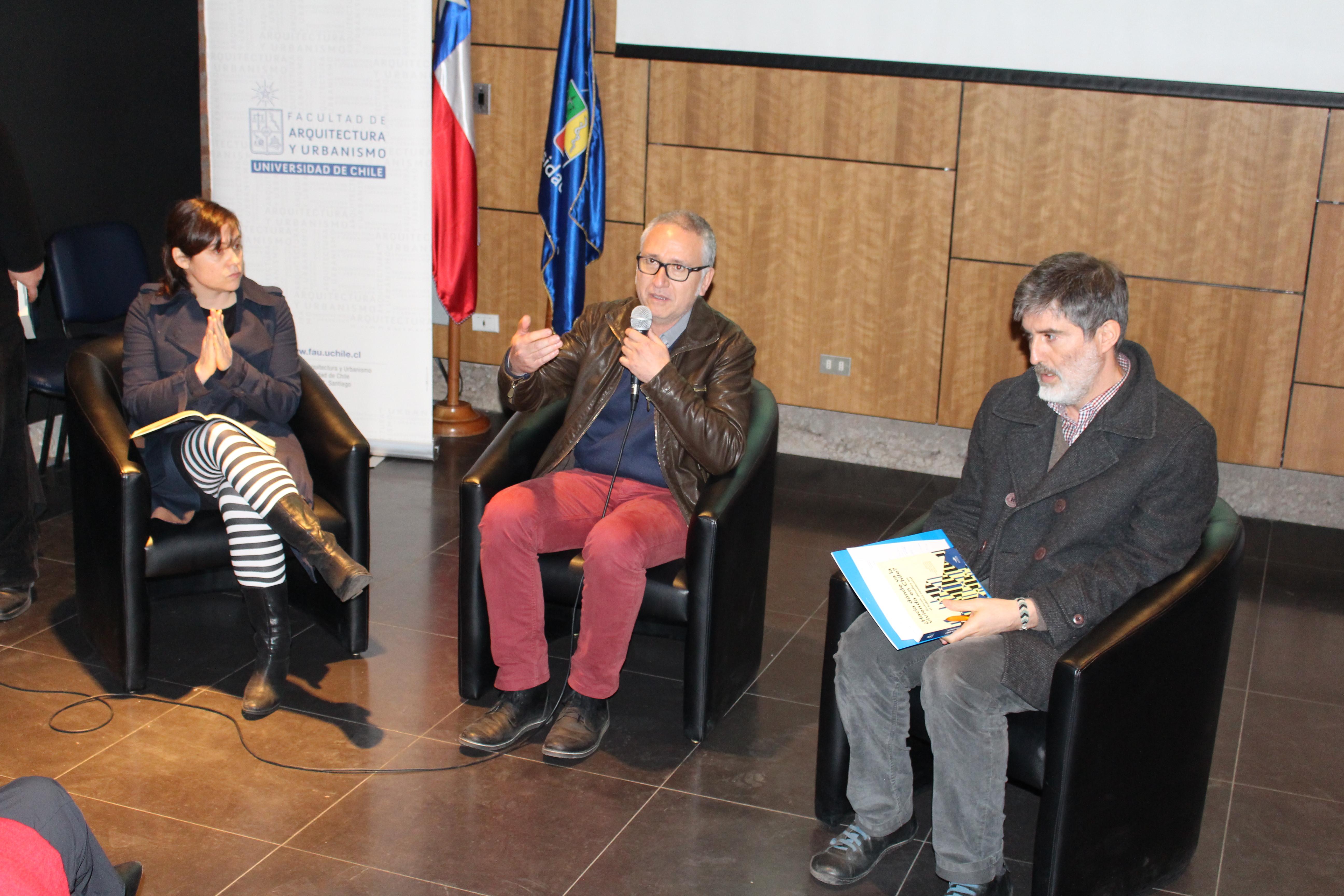 Moderador Jorge Larenas junto a profesores Serra y López