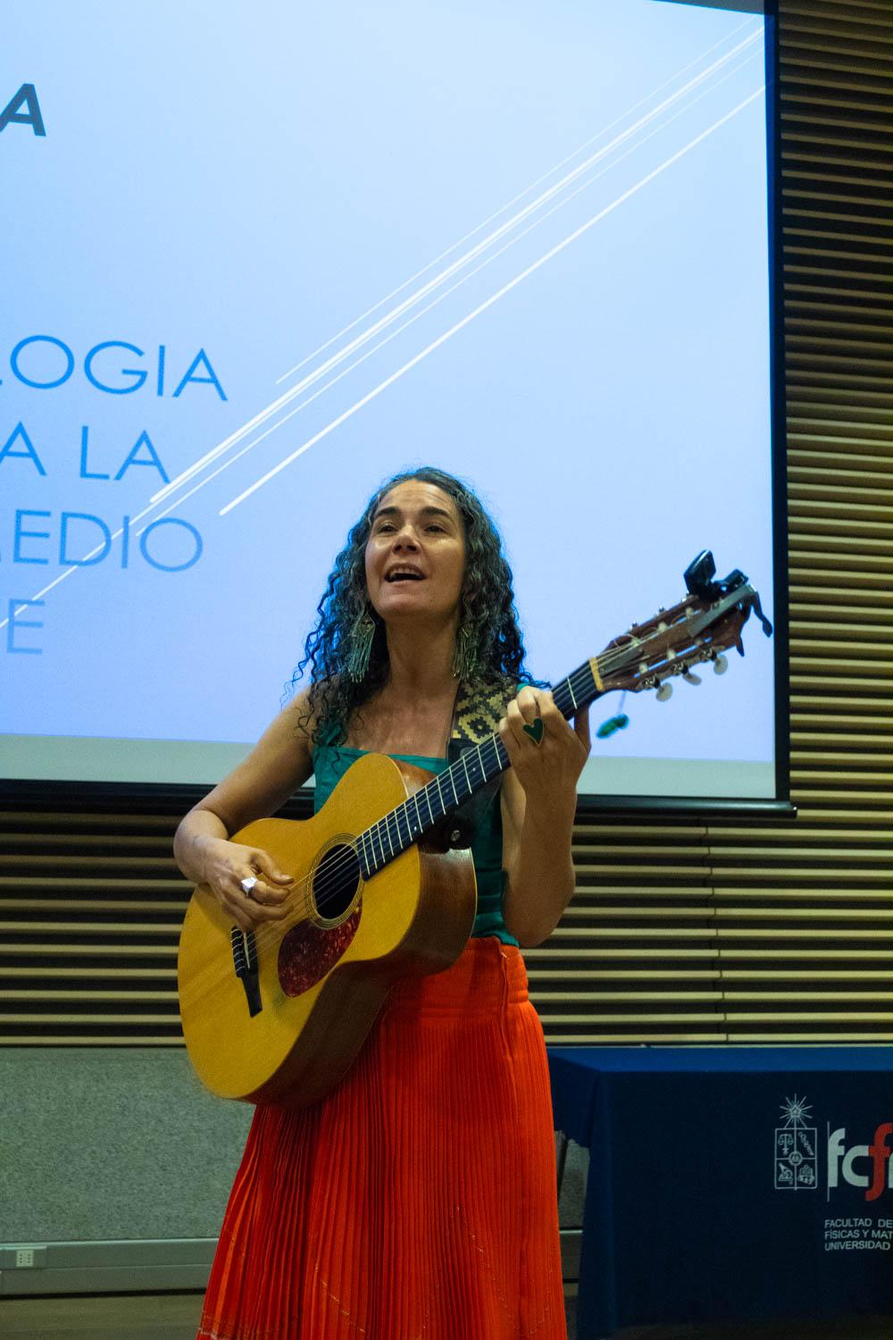 En el evento participó además la compositora, cantautora e investigadora cultural Natalia Contesse.
