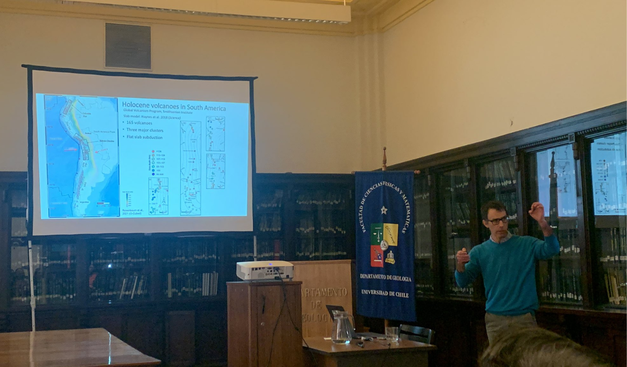 El doctor y académico, Gideon Rosenbaum, realizó la charla “Spatial and geochemical anomalies in subduction zones and their link to ore deposits”.