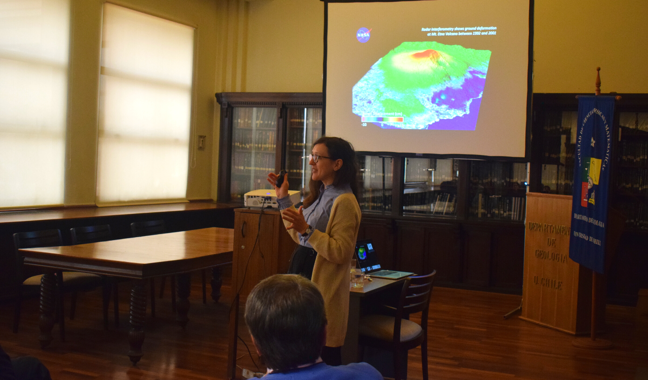 La doctora y académica, Teresa Ubide, realizó la charla "Volcano tipping points: a high-resolution chemical perspective".