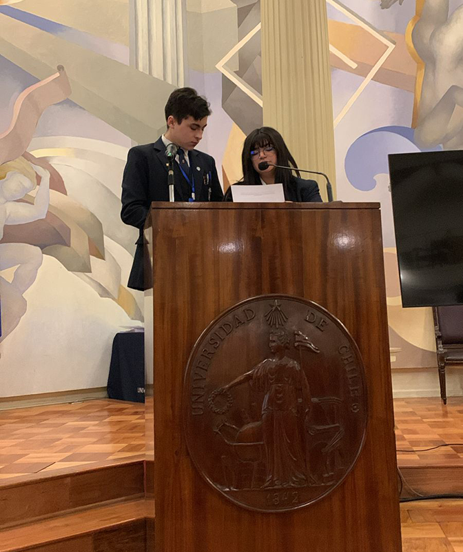 Tomás Velásquez y Javiera Pizarro hicieron entrega de los diplomas de participación.