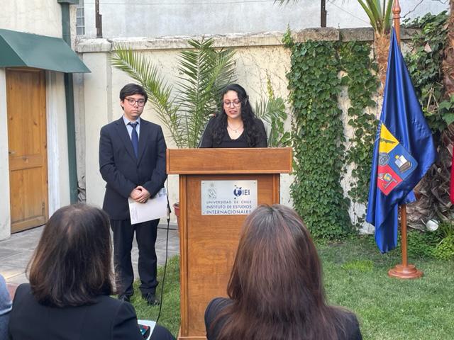 Leonardo Benavides y Sofía Velásquez hablaron en nombre de la primera generación de Internacionalistas, al cual pertenecía Consuelo.