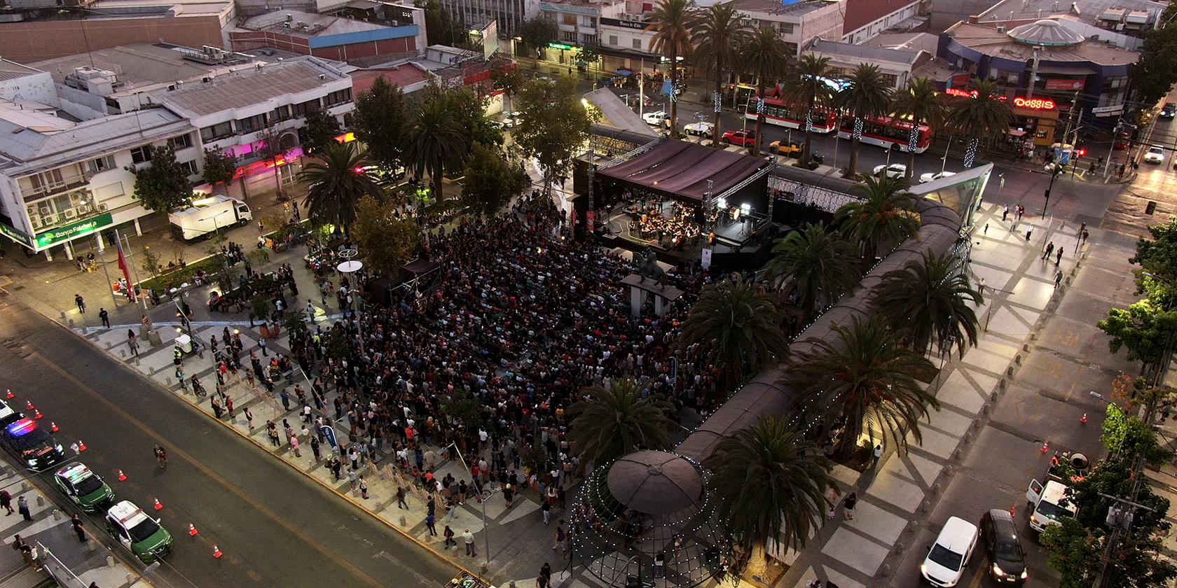 Ciudadanía repletó la Plaza de Puente Alto en concierto “Santa María de Iquique. Cantata popular”