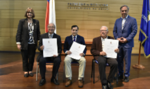 Doctores Rosa Devés, rectora de la Universidad de Chile, y Miguel O'Ryan, decano de la Facultad de Medicina (en los extremos) junto a los nuevos profesores eméritos, doctores Marcelo Wolff, Ramón Rodrigo y Miguel Gasic. 