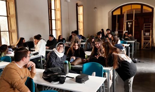 Estudiantes en una sala de clases