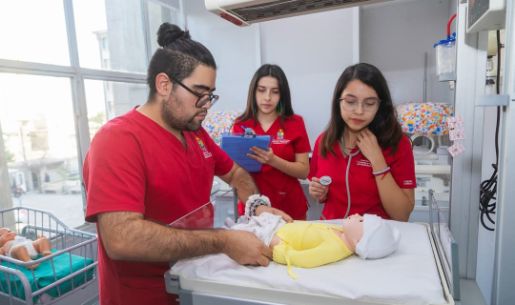 Estudiantes de Obstetricia en simulación clínica con un recién nacido