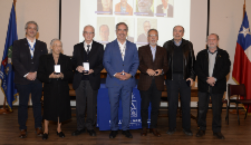 Los doctores Miguel O'Ryan, decano de la Facultad de Medicina, y Juan Pablo Torres, vicedecano, junto a los profesores titulares que recibieron la medalla 