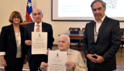 La rectora de la Universidad de Chile, doctora Rosa Devés, y el decano de la Facultad de Medicina, doctor Miguel O'Ryan, hacen entrega de la distinción de profesor emérito a los doctores Fernando Cassorla y Giorgio Solimano