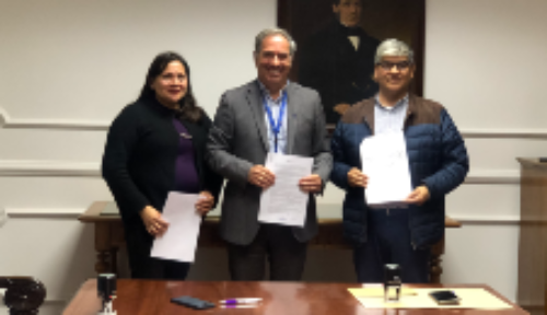 Juana Arcos, de AFUCH Medicina Norte; doctor Miguel O'Ryan decano de la Facultad de Medicina, y Fernando Ulloa, de AFUCH Campus Medicina, después de la firma del acuerdo. 