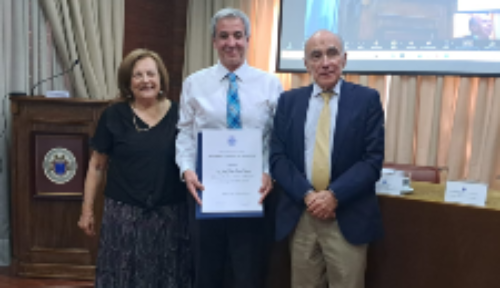 La doctora Cecilia Albala y el doctor Fernando Cassorla hicieron entrega de su distinción al doctor Juan Pablo Torres