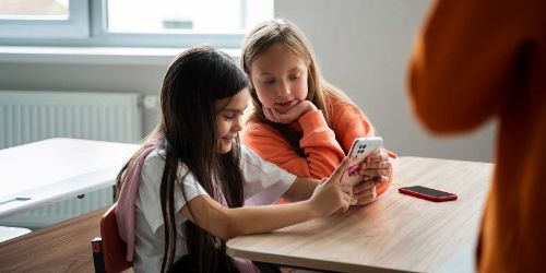 Episodio 46 del podcast Bitácora Social se introdujo en el debate sobre la prohibición de celulares en establecimientos educacionales.