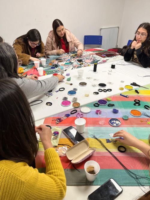 La imagen muestra a 5 mujeres participando de un taller de fanzine 
