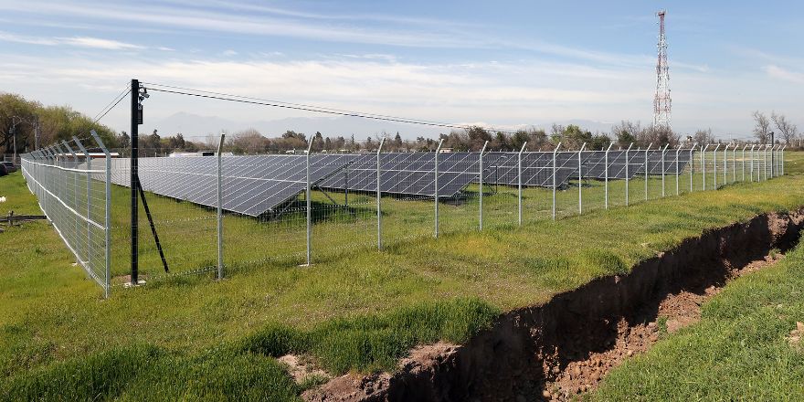 Universidad de Chile inaugura Planta Solar Antumapu y presenta innovador invernadero hidropónico sustentable