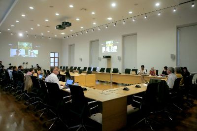 La Cátedra hizo énfasis en su discusión por los desafíos actuales que enfrentan los países miembros frente al trabajo por fortalecer las democracias del continente, reivindicando la memoria, la verdad y la justicia. 