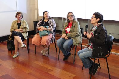 El primer panel, titulado “Mujeres y luchas migrantes: espacios de solidaridad para trenzar el mundo”, contó con las panelistas Catalina Bosch, Valeria Bustos y Gloria Elgueta.