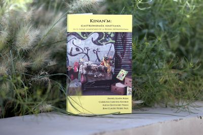 El libro “Kinan’m: gastronomía haitiana en el paisaje alimentario de la Región Metropolitana” está disponible para descarga gratuita y también en las bibliotecas públicas del país.