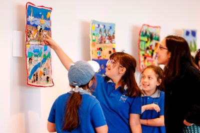 Las y los estudiantes de 4to básico de la Escuela Juan Moya de Ñuñoa pudieron visitar las arpilleras de la exposición "Hilos fronterizos".