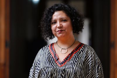  Claudia Zapata, premiada en la categoría de Ciencias 2018, por su obra "Intelectuales indígenas en Ecuador, Bolivia y Chile. Diferencia, colonialismo y anticolonialismo".