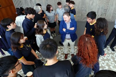 El director de Extensión de la Universidad de Chile, Fabián Retamal participó en la actividad junto a los estudiantes del Liceo Juan Pablo II.