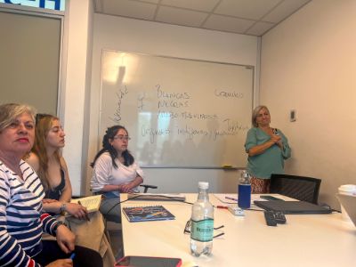 Bajo esta alianza liderada por la profesora Darcie Doll del Centro de Estudios de Género y Cultura en América Latina, es que Carmen Gregorio dictó dos talleres y un conversatorio junto a la profesora Ximena Póo.