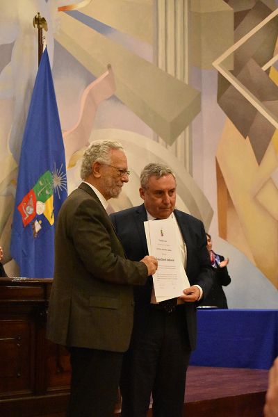 El destacado filósofo recibió la distinción Doctorado Honoris Causa de manos del rector de la Universidad de Chile, prof. Ennio Vivaldi.
