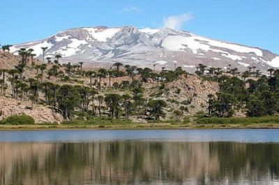 El volcán Copahue se ubica en la región del BioBío, en la frontera entre Chile y Argentina.