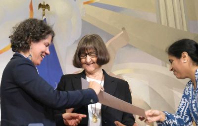 La académica del DGF, Maisa Rojas, recibe su distinción como Profesora Titular de manos de la rectora de la Universidad de Chile, Rosa Devés.