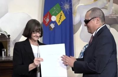 La rectora de la Universidad de Chile, Rosa Devés, entrega la Medalla y el Diploma Profesor Titular al académico del DGF, Eduardo Contreras Reyes.