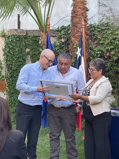 El jefe de la carrera, prof. Federico Rojas entrega el diploma que oficializa el reconocimiento a la excelencia académica, el cual llevará el nombre de Consuelo.