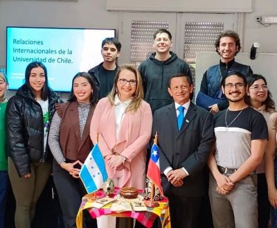 Los embajadores posaron con alumnos de quinto año de la Licenciatura en Estudios Internacionales.