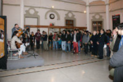 Durante la ceremonia organizada por la Biblioteca central se tocaron cuecas y canciones de Violeta Parra para festejar al antipoeta.