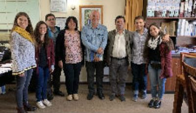 El doctor Carlos Güida (al centro) junto a autoridades de Puerto Saavedra y a estudiantes que participaron en la primera fase del proyecto, en diciembre pasado. 