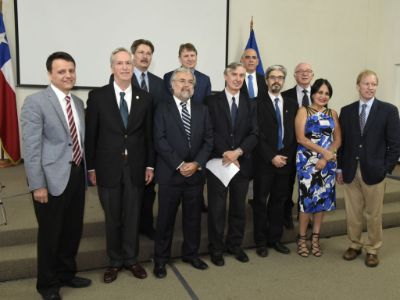 El decano de la Facultad de Medicina, dr.  Manuel Kukuljan; el dr. Eduardo Tobar, director académico, y la dra. Patricia Gómez, directora académica del HCUCH, junto a la delegación extranjera. 