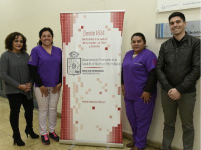 Profesora Erika Carreña, directora de la Escuela de Obstetricia, junto a las profesoras Claudia Alvarado e Irma Ascencio, de la Universidad del Salvador, y al profesor Pablo Gálvez, subdirector. 