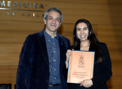 Como mejor rendimiento académico de la promoción 2022 fue premiada la fonoaudióloga María Ignacia Fuenzalida, quien recibió su premio de manos del vicedecano de la Facultad de Medicina, doctor Juan Pablo Torres. 