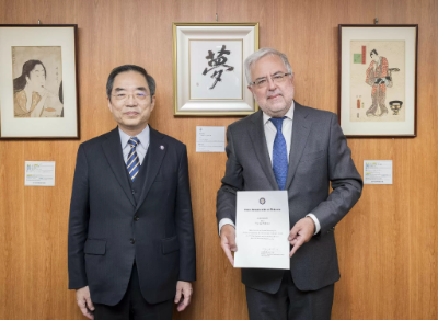 El presidente de TMDU, doctor Yujiro Tanaka, nombró al doctor Manuel Kukuljan como profesor visitante de la institución que lidera.