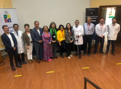Autoridades académicas y clínicas de la Facultad de Medicina y del Hospital del Salvador participantes en el encuentro. 