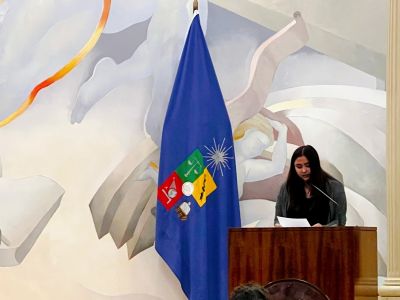 Tutora María José Palacios, leyendo su discurso en la testera del Salón de Honor de Casa Central de la U. de Chile