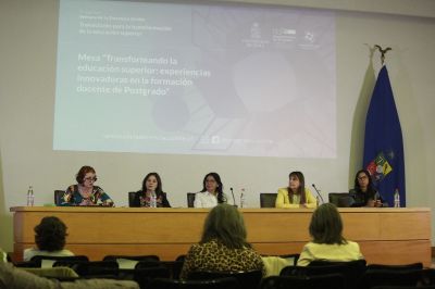 En la testera de la sala Eloísa Díaz, las académicas Verónica Iglesias, Judith Salinas, Vilma Mejia, Marcela Peña y Gabriela Martini.