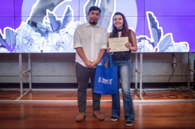 Ganadora del 1er lugar, Fernánda Jiménez, estudiante de Ingeniería Comercial de la Facultad de Economía y Negocios. 