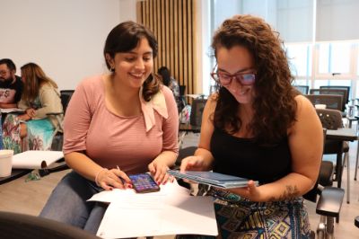 Fotografía de dos profesoras participantes del taller